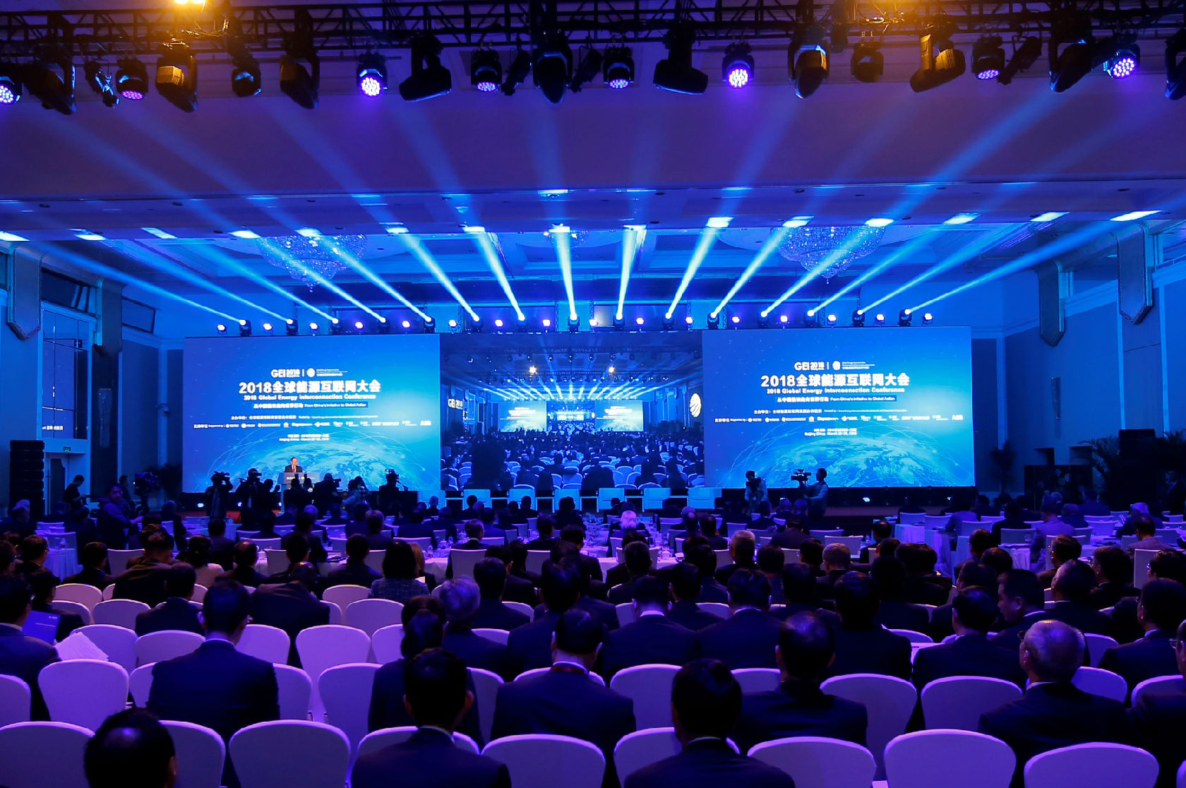
                        
　　3月28日-29日，2018全球能源互联网大会隆重召开，来自世界30多个国家和地区的800多位嘉宾会聚中国北京，围绕“全球能源互联网——从中国倡议走向世界行动”的大会主题，交流思想、分享成果，共商全球能源互联网发展大计。本次会议是全球能源互联网从中国倡议走向世界行动阶段召开的一次重要盛会，对于落实全球能源互联网中国倡议，推动世界能源变革、促进绿色低碳发展、打造人类命运共同体具有重要意义