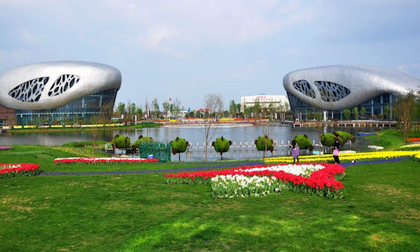 原标题：百家知名光伏企业集聚扬中 探讨商业合作模式 推动绿色能源发展            早些时候《联合国气候变化框架公约》秘书处执行秘书埃斯·皮诺萨女士曾这样称赞江苏扬中，“扬中将为全世界展现一个不可比拟的绿色能源案例”。 扬中是长江岛城，面积仅为332平方公里，土地资源匮乏，环境承载力弱，决定了必须要走节约、集约的可持续发展道路，这样一走便一发而不可收