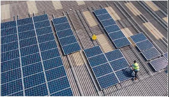 原标题：分布式光伏危局            分布式光伏将被纳入规模指标管理的消息不胫而走，原本前景大好的势头仿佛一时间变了风向。一旦国家对分布式从严管理，对分布式而言无疑是一锤重击