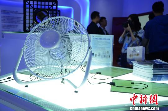 图为用石墨烯OPV供电的电扇，在微弱光线下依然正常运转&nbsp;&nbsp;菏泽启动石墨烯有机太阳能光电子器件生产线 破解太阳能发电难题　　中国首条全自动量产石墨烯有机太阳能光电子器件生产线31日在菏泽启动，该项目主要生产可在弱光下发电的石墨烯有机太阳能电池(以下简称“石墨烯OPV”)，破解了应用局限、对角度敏感、不易造型这三大太阳能发电难题。　　图为参观者在观看用石墨烯OPV供电的电器　　没放电池依然能使用的遥控器、未插电源仍然风力强劲的电扇、薄如纸片的太阳能电池……记者当日在现场看到，一个个接通了石