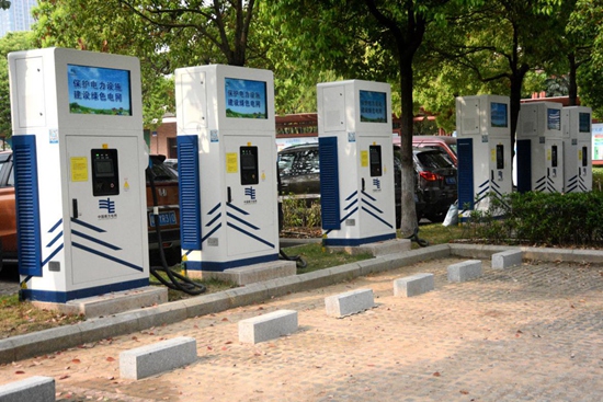 　　“我想开着电动车去看港珠澳大桥，那里有充电桩吗？”、“电动车真心方便，再也不用担心油费贵”、“为了环保，支持电动车出行”……3月29至31日，南方电网广东公司和人民网联合举办“岭南文化电动行”活动，实地走访佛山、江门、珠海等地，官方微博同步直播沿线电动汽车基础设施建设情况及充电情况，活动引起了社会公众广泛的关注与讨论。　　记者从活动中了解到，截止2017年底，广东电网已在全省建设2446个充电桩，建成公交车充电站12座，城市公共充电站73座，与20个电动汽车充电运营商实现互联互通，一张涵盖广东各城市公