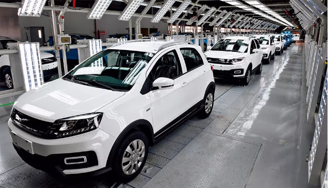 　　▲ 刚下线的新能源汽车 张国俊摄　　◆ 规划产能已经远远超过预期，产能过剩风险日渐累积　　◆ 各类资本竞相涌入新能源汽车领域，快速形成大量产能　　◆ 新能源汽车配套产业快速发展，动力电池面临严重产能过剩　　新能源汽车产业是我国重点发展的战略性新兴产业之一，在《中国制造2025》中也被列入十大重点发展领域之一。加快发展新能源汽车产业，既能够缓解当前所面临的能源与环保压力，培育新的经济增长点，也可以推进我国由传统汽车大国向现代汽车强国转变