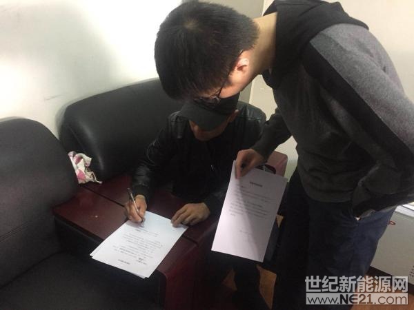  河北隆基泰和“云萬家”品牌在與河北工商銀行，河北中國銀行攜手開放“光伏貸”業(yè)務后，與黑龍江中國銀行完成了新一輪的洽談，雙方成功簽訂了新的光伏貸計劃，力求使光伏貸惠及黑龍江全省十萬農(nóng)戶家庭。



隨著光伏發(fā)電時長的持續(xù)走高，光伏+金融的合作模式也出現(xiàn)了很多衍生品，其中最受人矚目的便是光伏貸