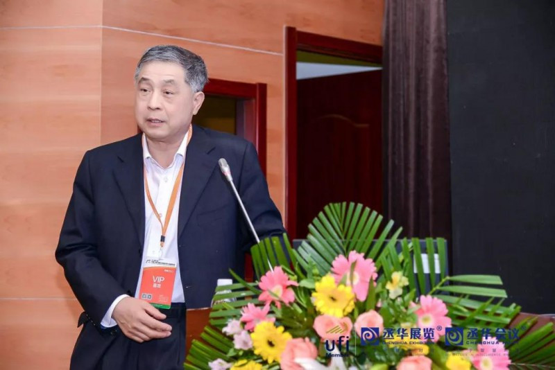 原标题：王勃华：扶贫会成为今后三年的重点 户用光伏成为必争之地            4月2日，“第十三届中国(济南)国际太阳能利用大会暨展览会”在济南盛大开幕。本届“太阳能展”以“金色阳光 清洁能源 新旧动能 绿色发展”为主题，吸引了国内外近500家新能源企业参与