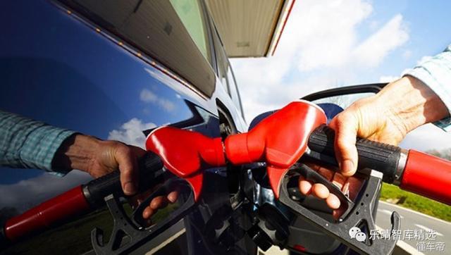 原标题：新能源汽车“冲击”下的汽油市场                 最近几年随着能源领域的技术不断进步，加上国家相关政策的扶持，以电动车为主的新能源汽车得到了大力发展。新能源汽车虽然目前从总量上占比还非常低，仅占全国汽车保有量的 0.82%，但是考虑到未来长远发展，高速增长的新能源汽车必将替代一部分传统能源汽车，从而影响对汽油的需求