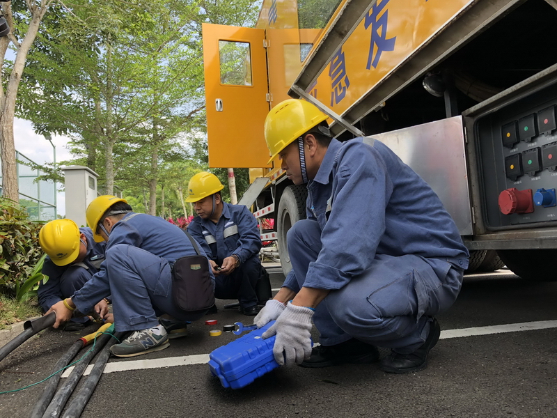 
　　南方電網(wǎng)海南公司制定應(yīng)急電源車接入方案，6輛UPS和7輛發(fā)電車分別接入重要保電場所，完成應(yīng)急電源車的運維、調(diào)配工作。林丹丹 攝

　　南方電網(wǎng)海南公司已成立黨員突擊隊、服務(wù)隊和青年先鋒隊，帶領(lǐng)243支應(yīng)急隊伍3984人隨時應(yīng)對突發(fā)事件