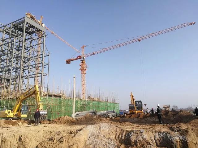 原标题：洛川：围绕优势产业 培育持续动力            ﻿提示： 4月初的洛川，绿柳婆娑，果树含羞。洛川工业园区呈现出一片热火朝天的景象，铲车、推土机、工程车来回穿梭，施工人员正抓紧作业，一台台机器快速运行发出一阵阵轰鸣声……工业大干快上的号角已经吹响