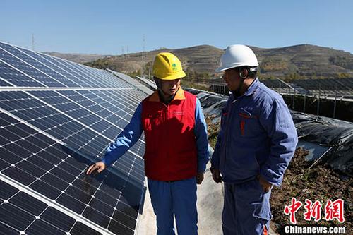 



　　太阳能发电量名列中国前茅，构建能源新技术示范高地，建设一批新能源汇集送出及输变电工程……
　　地处中国西北的“经济小省”青海，依靠富足的太阳能、风力、水电、荒漠化土地及盐湖储热资源等优势，正加速领航中国新能源产业“方舟”。

资料图为青海西宁一处分布式光伏电站