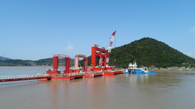                        3月31日，国电联合动力技术有限公司（下称“联合动力”）自主研发的应用270°电动变桨技术和水下视频技术的300kW海洋潮流能发电机组成功下海，并顺利并网发电运行。 这是世界首台应用270°变桨技术，实现了双向海流能量高效捕获的潮流能发电机组