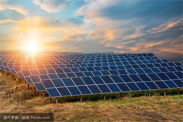 原标题：光伏行业发展趋势分析 光伏发电应用模式多样化            光伏是太阳能光伏发电系统的简称，是一种利用太阳电池半导体材料的光伏效应，将太阳光辐射能直接转换为电能的一种新型发电系统，有独立运行和并网运行两种方式。光伏产业链的上游是晶体硅原料的采集和硅棒、硅锭、硅片的加工制造，产业链的中游是光伏电池和光伏电池组件的制造，目前晶硅电池分为单晶硅和多晶硅两种，产业链的下游是光伏电站系统的集成和运营