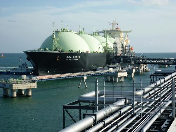 原标题：美媒：中国通过经济实力主导东南亚，日本企业正利用天然气突围            　　【编译/观察者网 李东尧】美国消费者新闻和商业频道（CNBC）网站2日文章称，通过向新兴国家的基础设施建设及其能源领域投入大量资金，中国雄心勃勃的“一带一路”计划正在改变这些国家的面貌，这似乎也让中国的地区竞争对手们望尘莫及。  不过文章表示，日本企业已在东南亚这一“中国后院”的一个重要领域中窥见机遇，那就是液化天然气（LNG）