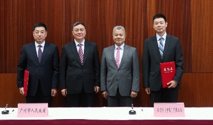 　　【中國儀表網 儀表企業(yè)】西門子在2018中國廣東省廣州國際投資年會上與廣州市人民政府簽署全面戰(zhàn)略合作備忘錄，將在智能基礎設施、智能制造、可持續(xù)能源、創(chuàng)新研發(fā)與人才培養(yǎng)等領域與廣州市開展全面合作，助力廣州建設現代化經濟體系，加快建設“國家創(chuàng)新中心城市”。廣州市委常委、常務副市長陳志英，西門子(中國)有限公司執(zhí)行副總裁、首席政府事務官兼區(qū)域組織總經理吳永新出席簽字儀式并見證了備忘錄的簽署