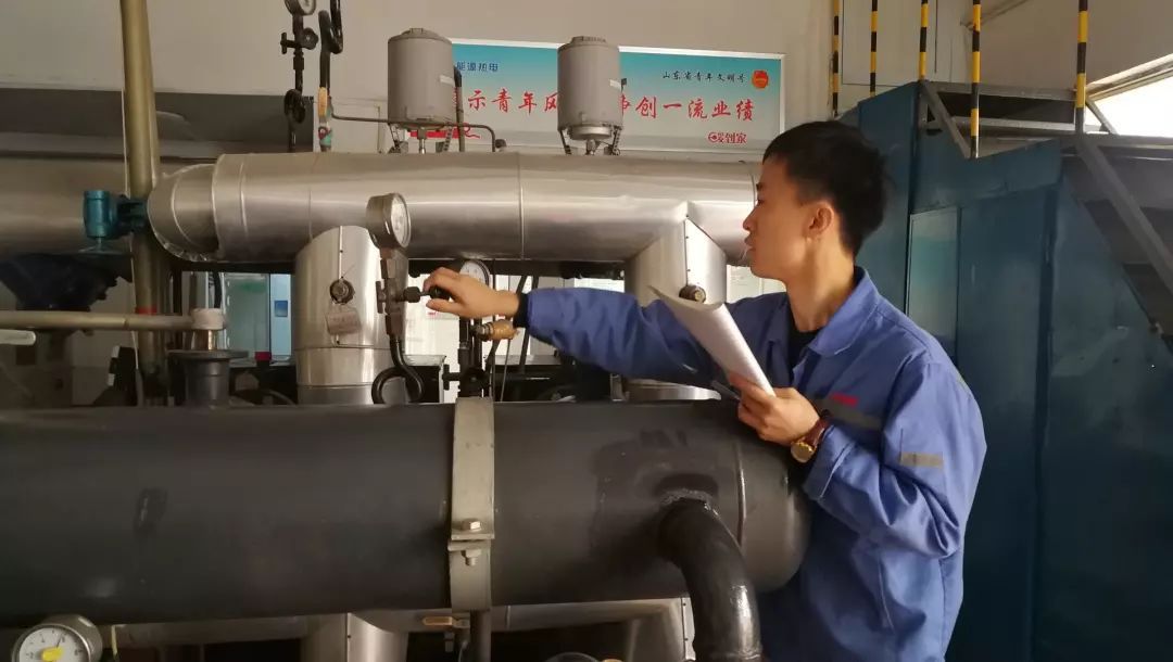 原标题：@青岛人，4月5日正式停止供暖，你准备好了吗？            重要通知！ 青岛市区集中供热将于4月5日24时 正式停暖 青岛集中供热结束 根据青岛市供热条例第31条规定 青岛市今冬的采暖期为 2017年11月16日至2018年4月5日 供热天数长达141天  温馨提示 1 停暖前后，请您留意小区宣传栏、公告栏、单元门口的供热通知和供热单位为您推送的供热相关的温馨提示。 2 停暖后，热胀冷缩现象会导致管道接口、阀门处有漏水现象，请您仔细检查您家中的供热设施，若有问题可拨打所属站点电话或能源集