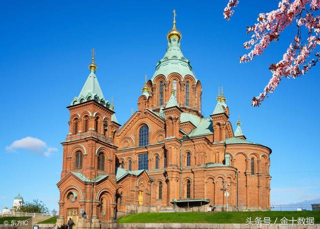 原标题：我们不指望欧盟，我们需要中国钱！又一个欧洲国家投入中国怀抱？                 中国要想与欧洲等国进行贸易往来，必须穿过漫长的马六甲海峡、印度洋和苏伊士运河，如果油轮重量超过21万吨，还得从非洲好望角绕行。如果能打通“冰上丝绸之路”，途经俄罗斯的东北航道，连接挪威芬兰铁路，则可将航程缩短1/3，对中国具有极高的经济和战略意义