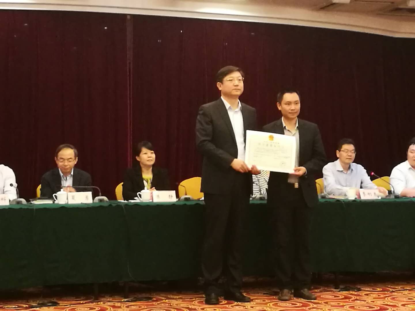　　4月3日下午，國家能源局江蘇監(jiān)管辦公室在南京召開了增量配電網(wǎng)業(yè)務(wù)改革座談會，會上向揚中高新區(qū)配售電有限公司頒發(fā)了江蘇省首張增量配電業(yè)務(wù)許可證。國家能源局資質(zhì)中心副主任陳靜，業(yè)務(wù)二處處長徐峰，江蘇能監(jiān)辦副專員宋宏坤，江蘇省能源局副局長戚玉松，江蘇省電力公司副總經(jīng)理夏勇等出席會議