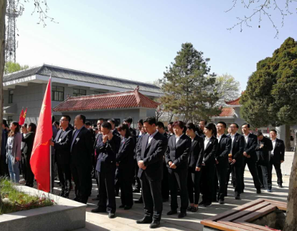 　　为缅怀先烈、弘扬爱国主义精神， 进一步践行社会主义核心价值观，4月2日，怀着对革命先烈的无比崇敬之情，淳化县供电分公司职工代表十余人来到县烈士陵园，开展了以“传承英烈精神 弘扬爱国情怀”为主题的清明节祭奠先烈扫墓活动，县关工委、文明办、县教育局、县民政局、青少年活动中心、职教中心等多家单位参与了此次祭扫活动。　　活动在庄严肃穆的气氛中正式开始，团县委书记吕静主持了本次活动