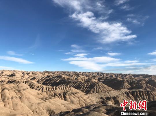 　　　　图为柴达木盆地腹地的青海油田　孙睿　摄　　中新网西宁4月4日电(孙睿王得刚)记者4日从中国石油天然气集团公司青海油田分公司(简称“青海油田”)获悉，被誉为地震勘探“禁区”的英西地区狮49H1井体积压裂改造日前获得成功，至此，青海油田在英西地区累计实施的5口水平井的体积压裂工艺改造均获高产，水平井+体积压裂开发模式效果初步显现。　　英西深层属柴达木盆地英雄岭构造带，此间平均井深在4600米左右，由于受地表条件、工程技术以及勘探认识等因素的限制，30多年间英西深层勘探始终没有见到大的成效，是柴达木盆地