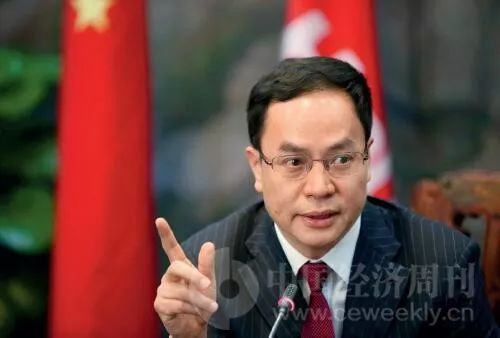 原标题：汉能控股集团董事局主席李河君："汉能的根在中国，在国内市场"            《中国经济周刊》记者 徐豪 | 北京报道 编辑：蒋莉莉  《中国经济周刊》首席摄影记者 肖翊 摄  “今年政府工作报告最触动我的是党和政府在环境治理、优化能源结构方面的决心。”汉能控股集团董事局主席兼首席执行官李河君对《中国经济周刊》记者表示，“实现绿色环保、构建生态文明，是能够遗泽后代的大事，也是新发展理念的重要组成部分，更是建设富强民主文明和谐美丽的社会主义现代化强国的必然选择