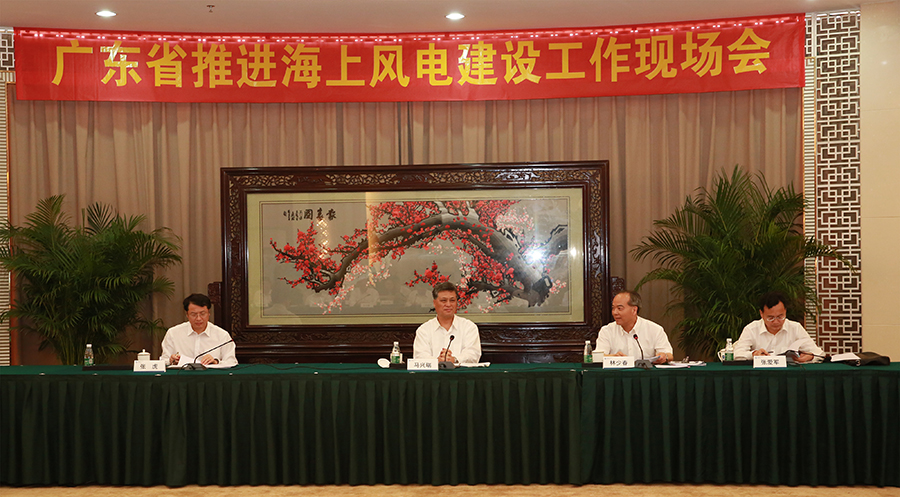                        4月4日，为深入贯彻落实党的十九大精神和习近平总书记对广东工作作出的“四个走在全国前列”重要指示，按照省委开展“大学习、深调研、真落实”活动的部署，省政府在中山市明阳集团召开全省推进海上风电建设工作现场会，研究部署广东省海上风电产业建设工作，推动全省产业结构和能源结构调整，实现高质量发展和绿色发展。  会前，马兴瑞、林少春一行首先来到明阳集团3兆瓦风机研制、试验生产车间，明阳集团董事长张传卫汇报了明阳整合全球研发资源，历经10年，实现重大技