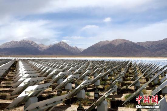 　　中新社柏林4月5日电 (记者 彭大伟)联合国环境署(UNEP)5日领衔发布的一份报告指出，截至2017年，全球可再生能源年投资额已连续八年超过2000亿美元。报告显示，中国是迄今为止世界上最大的可再生能源投资国，去年投资额比2016年增长31%，达1266亿美元