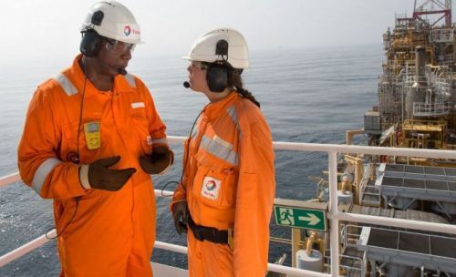 原标题：石油业隐秘机遇浮现！去年已有公司斥资百亿美元布局            一年时间不到，花费上 百亿美元 大举购买资产。这家石油公司，到底看到了什么行业机遇？ 石油机遇 道达尔 收购 共 3700 字 ｜ 建议阅读时间 7 分钟 文 | 子竹 面对着各种内忧外患，石油行业还有希望吗？答案是肯定的，因为困局的背面，往往就是新机遇、新风口