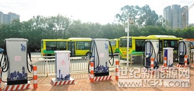 打好污染防治攻堅戰(zhàn)

2017年廣州PM2.5年均濃度首次“摸桿”達標，“廣州藍”已經(jīng)成為靚麗的城市新名片。未來廣州如何進一步改善空氣質(zhì)量，確?？諝赓|(zhì)量全面、穩(wěn)定達標，打贏藍天保衛(wèi)戰(zhàn)？昨日，市環(huán)保局局長楊柳接受廣州日報記者采訪時透露，廣州將加快推進公交車電動化替代，力爭提速至今年9月底前實現(xiàn)1萬輛純電動公交車上路行駛；今年4月底前，對所有在建工地揚塵治理情況進行拉網(wǎng)式檢查；年內(nèi)完成全市所有燃煤機組和自備電站鍋爐“超低排放”改造