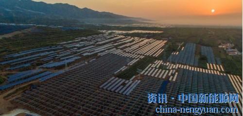                                                                                                                                                                     
	　　兩會(huì)召開(kāi)前夕，題為《中共中央、國(guó)務(wù)院關(guān)于深入推進(jìn)農(nóng)業(yè)供給側(cè)結(jié)構(gòu)性改革加快培育農(nóng)業(yè)農(nóng)村發(fā)展新動(dòng)能的若干意見(jiàn)》的中央一號(hào)文件正式發(fā)布。在這份新世紀(jì)指導(dǎo)“三農(nóng)&rdqu