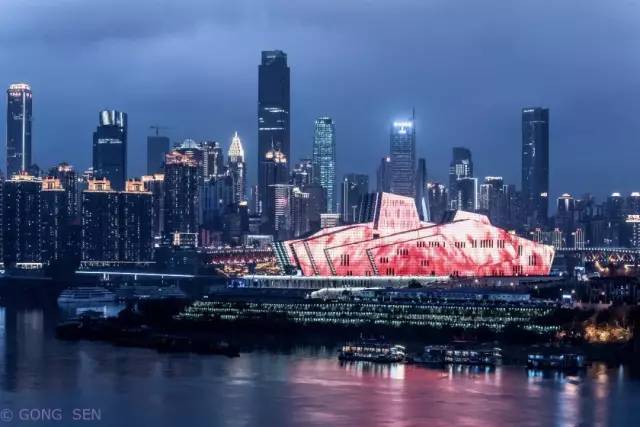 原标题：27300亿元！重庆2018重点建设项目出炉，城市发展风向标来了！            小伙伴请坐稳了 一个重磅消息来了 ↓↓↓ 近日，重庆市政府官方公布了2018年重庆市级重点项目包括年度建设项目和前期准备项目。其中，年度建设项目697个，总投资2万亿元，年度计划投资4000亿元；前期准备项目168项，估算总投资7300亿元