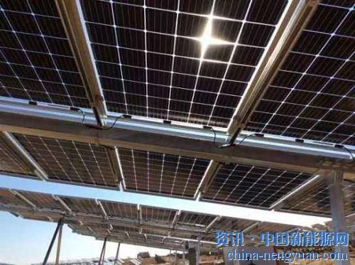                                                                                                                                                                     
	　　河北是戶用光伏發(fā)展的大省。在河北的鄉(xiāng)村，裝一座光伏電站已經(jīng)成為當(dāng)?shù)匕傩樟餍械男吕碡敺绞剑夥娬境蔀檗r(nóng)民朋友脫貧致富奔小康的“好幫手”