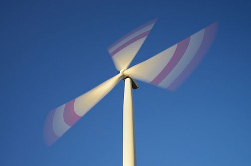 　　在日前的一次风电招投标中，单位千瓦陆上风电机组报价已非常接近3000元，而去年单位千瓦陆上风电机组的最低报价为3300元。不到一年时间，降幅如此之大，让业内感到市场行情的寒凉