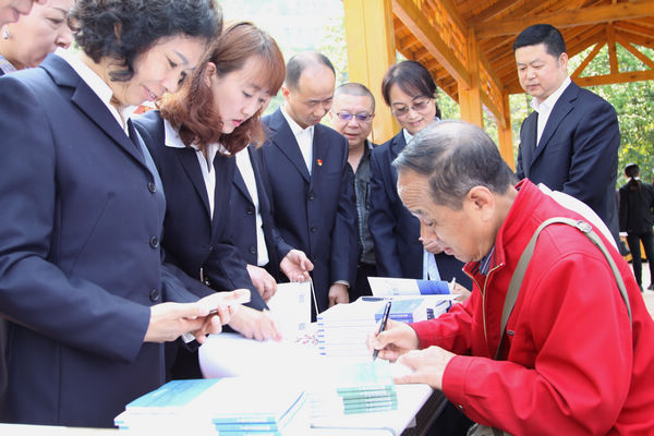 

　　春光明媚，萬物生發(fā)，國網(wǎng)陜西省電力公司職工文學(xué)創(chuàng)作基地在百花盛開的美好時(shí)節(jié)正式啟動，3月29日，國網(wǎng)公司工會副主席童永紅和陜西電力職工作家、文學(xué)愛好者歡聚在美麗的漢水之濱，共同見證國網(wǎng)陜西省電力公司文學(xué)創(chuàng)作基地啟用暨省電力職工文化叢書首發(fā)儀式。

　　職工文學(xué)創(chuàng)作基地的建成啟用，是國網(wǎng)陜西電力的一大盛事