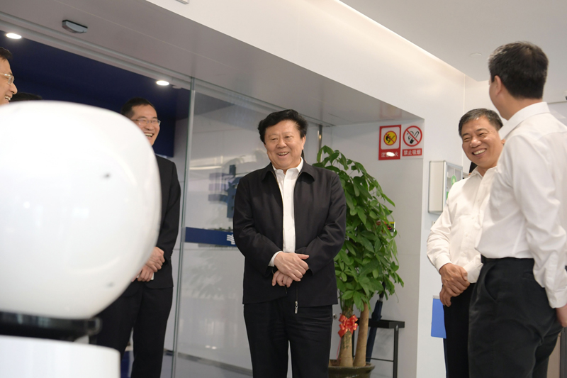 
　　4月3日，南方電網(wǎng)公司黨組書記、董事長李慶奎在深圳南山供電局智慧營業(yè)廳與機(jī)器人互動。吳興波 攝

　　4月3日，南方電網(wǎng)公司黨組書記、董事長李慶奎在深圳供電局勉勵大家不負(fù)公司黨組重托，沖刺世界一流企業(yè)