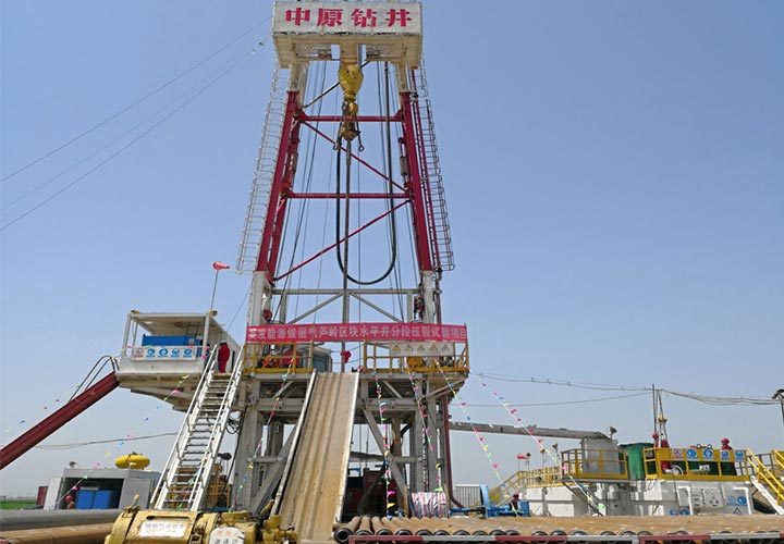 原标题：安徽宿州煤层气开发试验项目启动            4月8日，加拿大英发能源有限公司煤层气芦岭区块煤层顶板水平井钻井工程正式开钻。  加拿大英发能源有限公司是香港主板上市公司标准资源控股(00091)旗下的全资子公司，也是安徽省境内唯一一家从事煤层气勘探开发的公司，安徽宿州芦岭区块是加拿大英发能源有限公司与中联煤层气有限责任公司的合作区块，在2014年6月，获得国土资源部审批备案的煤层气探明地质储量31.58亿立方米，技术可采储量15.79亿立方米