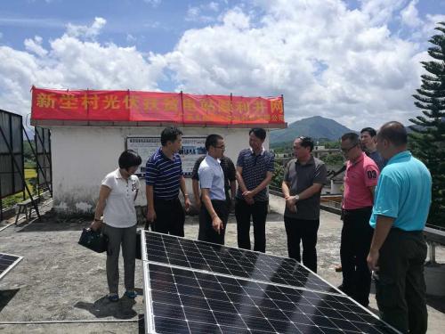 近日，《精準(zhǔn)扶貧 村級光伏電站技術(shù)導(dǎo)則》《精準(zhǔn)扶貧 村級光伏電站管理與評價導(dǎo)則》《村鎮(zhèn)光伏發(fā)電站集群接入電網(wǎng)規(guī)劃設(shè)計導(dǎo)則》《村鎮(zhèn)光伏發(fā)電站集群控制系統(tǒng)功能要求》四項國家標(biāo)準(zhǔn)正式發(fā)布，這是我國在光伏扶貧領(lǐng)域發(fā)布的首批國家標(biāo)準(zhǔn)，也是中國電科院在承擔(dān)全國微電網(wǎng)與分布式電源并網(wǎng)標(biāo)委會秘書處工作后，在標(biāo)準(zhǔn)服務(wù)于產(chǎn)業(yè)發(fā)展和國家戰(zhàn)略方面取得的重要突破。財經(jīng)日歷資訊快遞貴金屬模擬交易貴金屬專家直播室金投網(wǎng)貴金屬行情軟件此次發(fā)布的系列標(biāo)準(zhǔn)，規(guī)范了村級光伏扶貧電站的建設(shè)，明確了電站設(shè)計、施工安裝、調(diào)試與驗(yàn)收、運(yùn)行維護(hù)等技術(shù)要