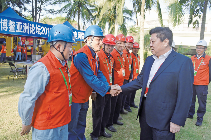 　　公司党组书记、董事长李庆奎到博鳌亚洲论坛2018年年会南方电网保供电现场指挥部检查指导工作。 南网报记者 李志杰 吴兴波 摄　　南网报讯 博鳌亚洲论坛2018年年会4月8日拉开帷幕，世界再度进入“博鳌时间”