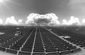 　　■本报记者 于 南&nbsp;&nbsp;&nbsp; 去年底至今年一季度末，中国光伏业界的扩产消息不绝于耳。　　据《证券日报》记者粗略梳理，仅仅在上游，保利协鑫宣称其于新疆建设的总产能为6万吨的多晶硅生产基地，将在2018年完成前两期4万吨的投产；几乎同时，通威股份表示，其规划的包头5万吨以及乐山5万吨高纯多晶硅项目，也将在2018年各完成一期投产，合计达到产能5万吨；而在此之前，由新希望集团有限公司董事长刘永好的哥哥――刘永行掌舵的东方希望对外宣布了其12万吨多晶硅项目规划，根据相关消息，该项目一