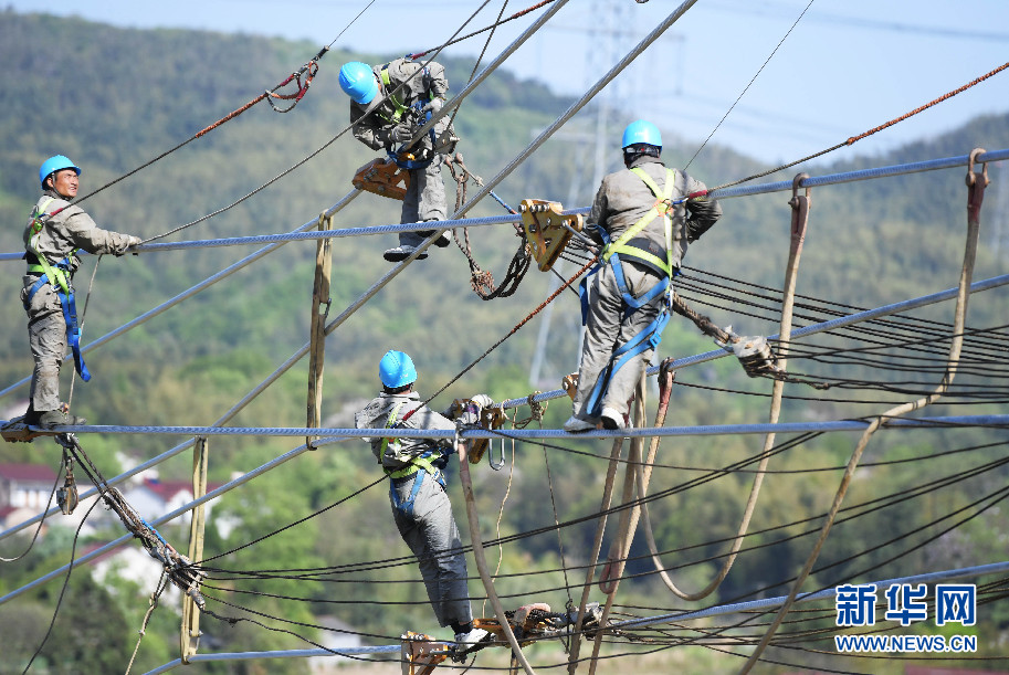 　　4月8日，在安徽省蕪湖市繁昌縣境內(nèi)，安徽送變電工程有限公司施工人員在70多米高空進(jìn)行特高壓輸電導(dǎo)線開斷施工?！　‘?dāng)日，由安徽送變電工程有限公司承建的新疆準(zhǔn)東至安徽-皖南±1100千伏特高壓輸電工程皖3標(biāo)段一般線路實(shí)現(xiàn)全線貫通，由此該工程安徽段全長302.5千米長的線路施工進(jìn)入全面收尾階段