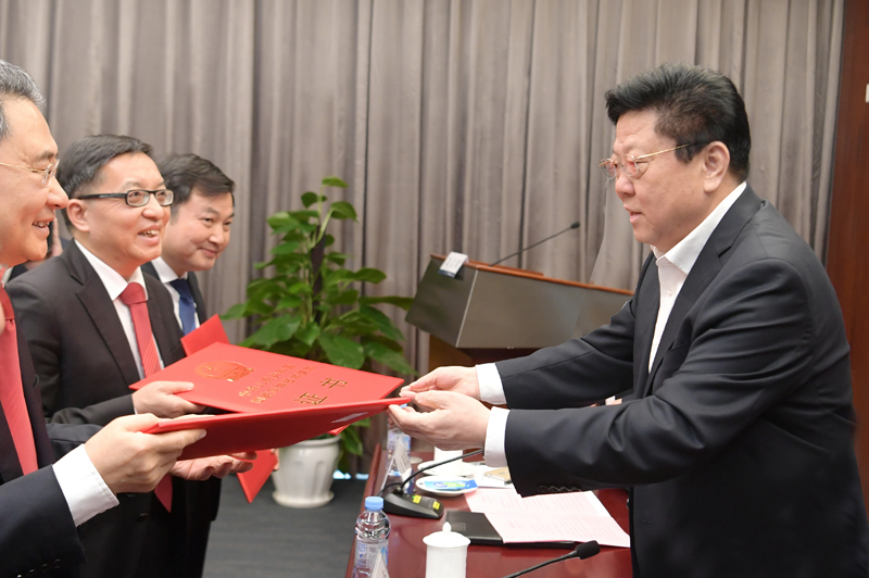 
　　4月8日，南方電網(wǎng)公司黨組書記、董事長李慶奎為獲獎代表頒獎。吳興波 攝

　　下階段公司科技創(chuàng)新工作思路：

　　堅持以習近平新時代中國特色社會主義思想為指導，貫徹落實黨的十九大精神，堅持新發(fā)展理念，遵循“四個革命、一個合作”能源戰(zhàn)略思想，踐行創(chuàng)新驅(qū)動發(fā)展戰(zhàn)略，圍繞構建清潔低碳、安全高效的現(xiàn)代能源體系，堅持戰(zhàn)略引領、目標導向，著力完善創(chuàng)新體制機制，統(tǒng)籌系統(tǒng)內(nèi)外創(chuàng)新資源，增強創(chuàng)新能力，強化技術攻關，提升創(chuàng)新效益與價值，鍛造核心競爭力，推動公司向綜合能源服務公司轉(zhuǎn)型，為公司早日建