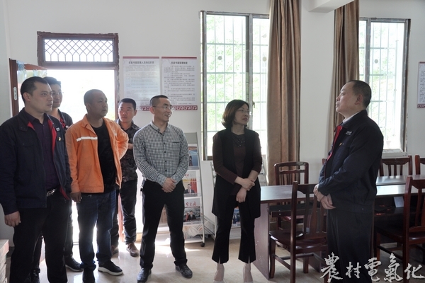 
　　農(nóng)村電氣化網(wǎng)訊：4月8日，明珠公司黨委書記謝紅星深入公司脫貧攻堅聯(lián)系點香山鎮(zhèn)桃花河村，調(diào)研指導電力扶貧和服務點建設工作。明珠公司黨建部負責人，香山鎮(zhèn)黨委書記郭先平，鎮(zhèn)長黃梅一同參加調(diào)研