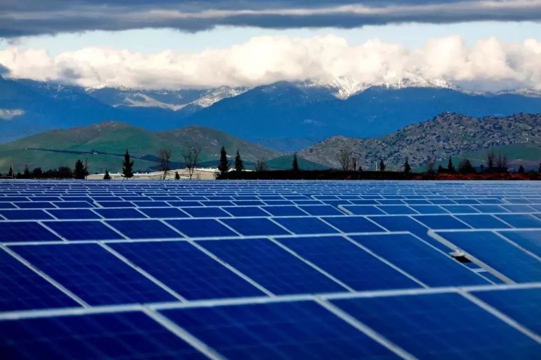 原标题：中国领跑全球可再生能源投资             联合国环境署、法兰克福财经管理大学-联合国环境署合作中心与彭博新能源财经于4月5日共同发布了《2018年全球可再生能源投资趋势》报告。 太阳能主导新能源 2017年太阳能前所未有地主导了全球新能源发电投资