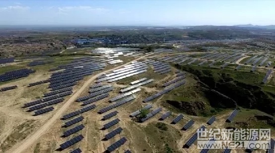  第三批領(lǐng)跑者基地確定，光伏圈最大的熱點話題又非“領(lǐng)跑者”莫屬。領(lǐng)跑者基地以最低的LECO（平準(zhǔn)化度電成本）和最高的PR（效能比）作為評估關(guān)鍵，且需要具備三個必要素質(zhì)：效率要更高，速度要更快，產(chǎn)品或項目具備榜樣示范意義