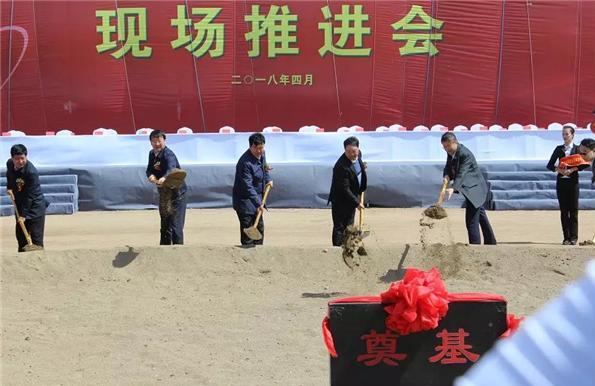 
			              4月10日，杉杉科技10萬噸鋰離子電池負(fù)極材料包頭基地現(xiàn)場(chǎng)推進(jìn)會(huì)在包頭裝備制造產(chǎn)業(yè)園區(qū)隆重召開。內(nèi)蒙古自治區(qū)黨委常委、包頭市委書記張?jiān)褐?，市委副書記、市長(zhǎng)趙江濤，市領(lǐng)導(dǎo)李淳仁、烏恩孟和、王秀蓮、周志寧等參加推進(jìn)會(huì)