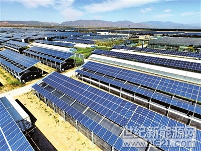 

4月11日，鸟瞰永宁县闽宁镇光伏小镇项目。

闽宁镇振发光伏小镇建设项目总规模20MW，通过“企业担保+被扶贫户+政府贴息”的模式建设2000户光伏扶贫项目，一期建设80户，总投资5000万元，目前已并网发电