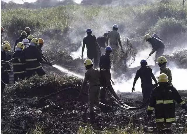 原标题：印度湖泊着火后再“下雪”，外媒：印度或将最先全部使用清洁能源            万本文为BWC中文网原创，首发于“大人物头条” (ID:bwchinesenews)   近日，据印度《班加罗尔镜报》报道，素有印度“硅谷”之称的班加罗尔市贝兰杜尔湖面上午突然起火，后经调查发现，是附近工厂和居民长期往湖中排放大量含多种化学物质的污水导致湖水“易燃”。两周前，印度新德里亚穆纳河水河面又被漂浮的“雪花”侵占，但这些“雪花”不是真正的雪花，而是工厂未经处理的工业废水在河水中长时间形成的有毒泡沫