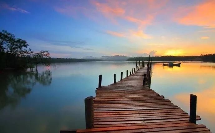 原标题：经济日报丨财经早餐【4月13日】            早新闻丨习近平出席南海海域海上阅兵并发表重要讲话；中国科学家发现已知最早昆虫颜色；我国将对进口抗癌药实施零关税；北京公布引进非北京生源毕业生办法。更多>>   在说不可能之前，你得先试一试