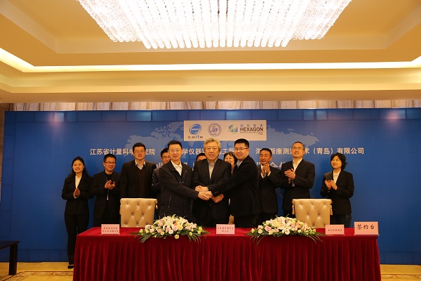 　　【中国仪表网 仪表下游】4月8日上午，江苏省计量科学研究院、东南大学仪器科学与工程学院、海克斯康测量技术(青岛)有限公司三方合作共建“工业机器人检测实验室”签约仪式在江苏省计量科学研究院顺利举行。  　　4月8日上午，江苏省计量科学研究院、东南大学仪器科学与工程学院、海克斯康测量技术(青岛)有限公司三方合作共建“工业机器人检测实验室”签约仪式在江苏省计量科学研究院顺利举行