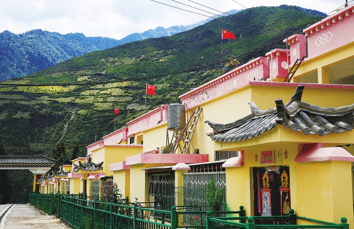 
　　云南省迪慶藏族自治州德欽縣云嶺鄉(xiāng)果念移民新村，村民過上了好日子。新村內(nèi)外，大電網(wǎng)翻山越嶺，為脫貧攻堅(jiān)提供堅(jiān)實(shí)保證