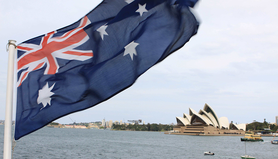 原标题：澳大利亚一年赚走中国2300亿，它整个能源行业都靠中国养活？            放眼全球，要论最会赚钱的国家，大家第一个想到的是谁？不是忙着讨伐全世界“占便宜”的美国，不是被美国大佬呼来唤去的日本，而是时时紧盯中国市场动向的“吸金狂魔“澳大利亚。中国需要铁矿石，澳洲便买空全球矿山，加工后高价出口到中国，每年大赚1000亿美元