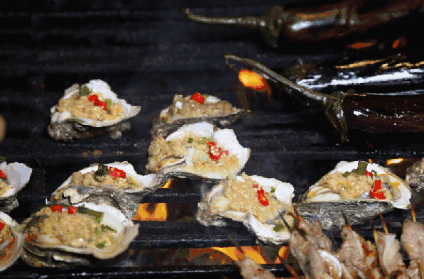 原标题：东莞街头烧烤、柴烧鸡即将全面"下架"，在家做饭也不可用煤炭柴            约三五知己 晚上到夜市上点几个烧烤 炭烧生蚝、烤羊肉串、铁板鱿鱼  如果还不够 再来几份 烤面筋、烤鸡翅、烤香肠 烤茄子、烤玉米、烤韭菜 …… 喝上两杯小酒 是不是很惬意？  不过这些烟熏火燎的烧烤 即将告别我们了 什么情况？ 请看下文！ 全市划为高污染燃料禁燃区 2018年4月12日，东莞市环境保护局发出通告，向社会公开征求对《关于加强高污染燃料禁燃区环境管理的通告（征求意见稿）》（以下简称《通告