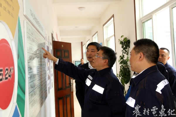 


　　農(nóng)村電氣化網(wǎng)訊：4月10日--11日，遵義供電局總會計師李德勇率局辦、安監(jiān)、生計、基建等部門人員到務(wù)川供電局對春季安全大檢查、迎峰度夏和“三大工程攻堅戰(zhàn)”工作開展情況進行檢查調(diào)研和指導。

　　李總會一行首先來到城區(qū)供電所，對供電所人員結(jié)構(gòu)情況、先入企員工薪酬情況、電費安全風險管控、“三大工程攻堅戰(zhàn)”工作推進以及施工單位到位情況等進行了詳細了解